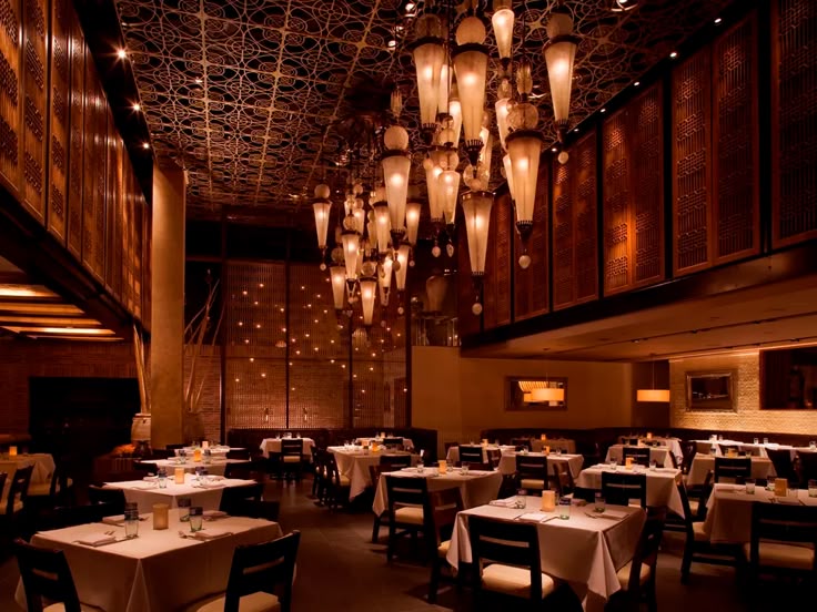 Architektin prüft digitale Baupläne auf einem Tablet